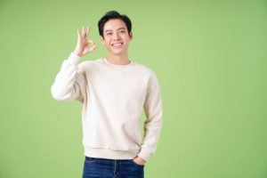 OKサインをする男性